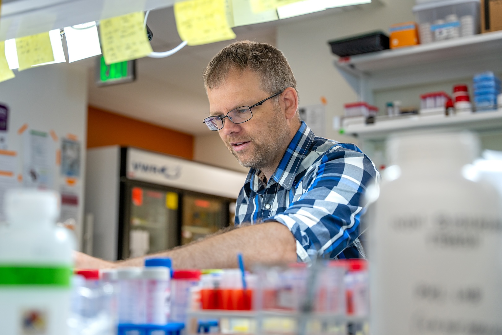 Peter Lundquist working at his lab desk