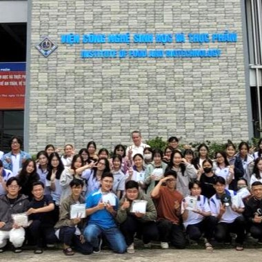 Scott Mulrooney stands with a large group of students in Can Tho, Vietnam.