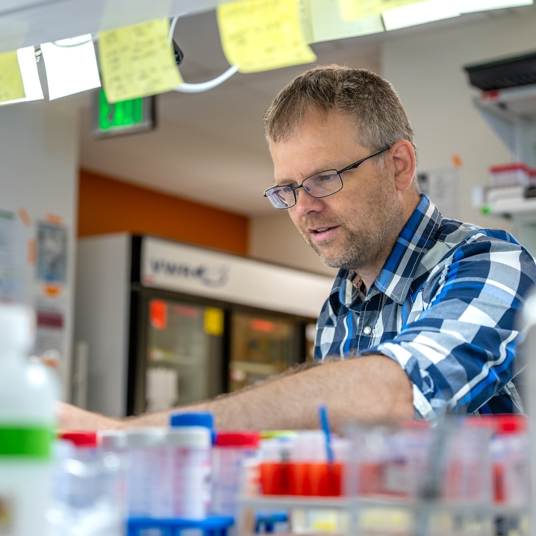 Peter Lundquist working at his lab desk