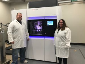 Image of JAson Schrad nd Kristin Parent in Parent's lab