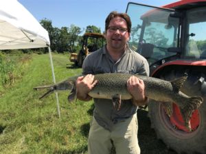 Image of Ingo Braasch holding a gar fish