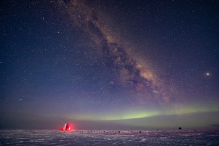 Image of IceCube Observatory and aurora