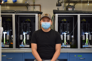 Image of Yang-Tsung Lin in the Benning lab with the equipment he uses.